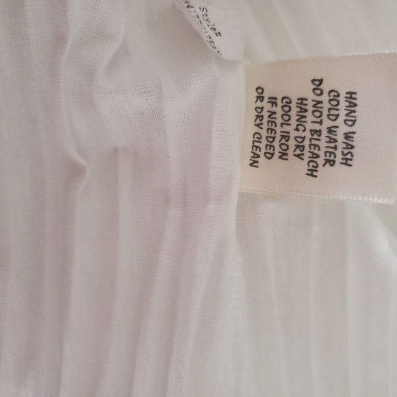 Sleeveless lace neck flowy top - Picture 7 of 7